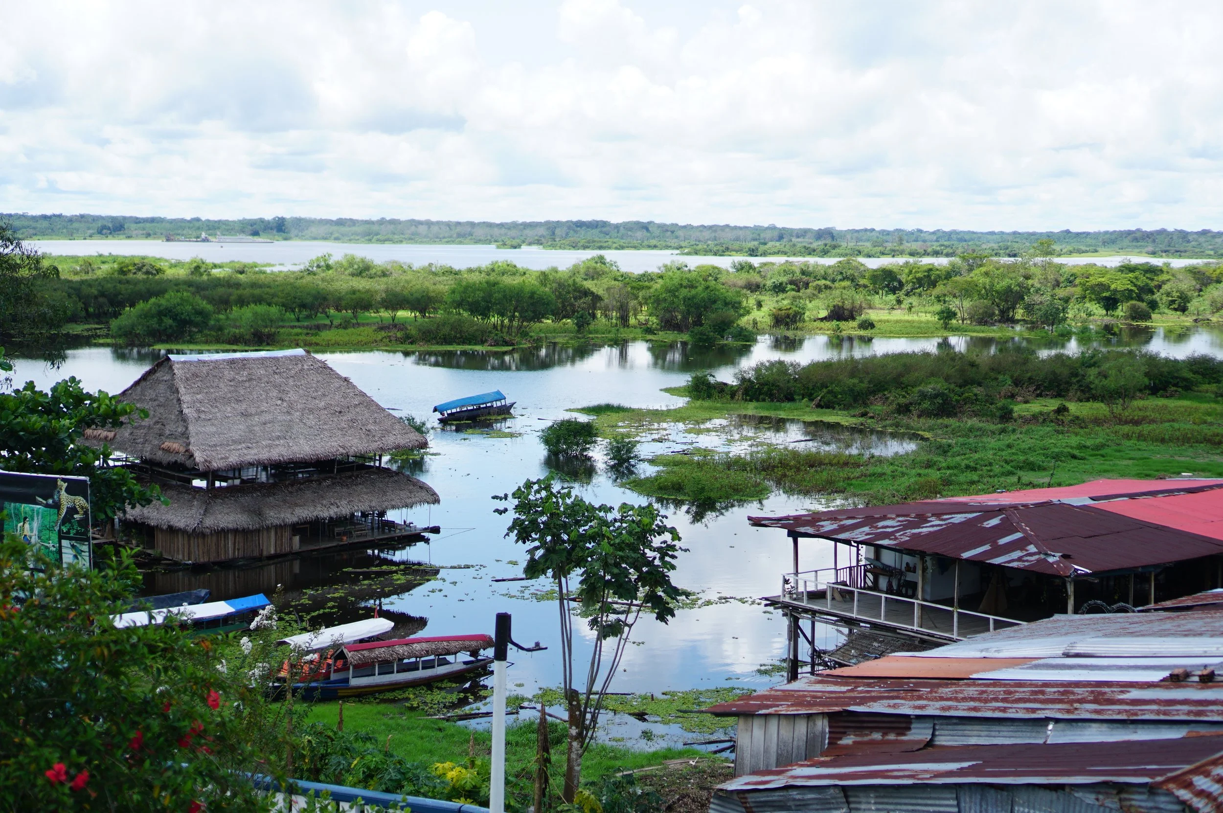 Comunidad del Instituto Paititi en la Amazonía peruana